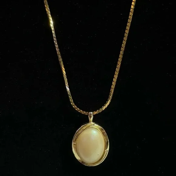 Vintage NAPIER Long Gold Pearl Pendant Necklace, Vintage Preppy Style Jewelry - Picture 2 of 4